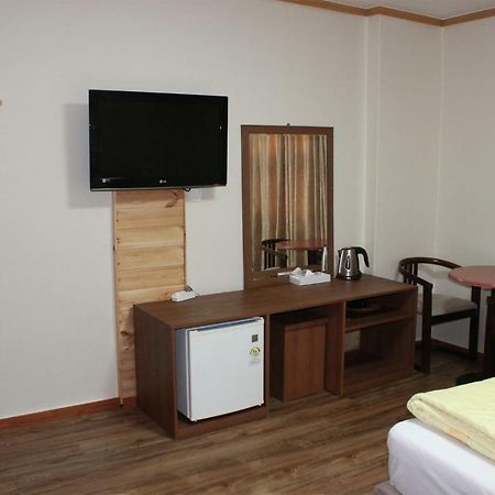 Hyundai Tourist Hotel Чечжу Екстер'єр фото