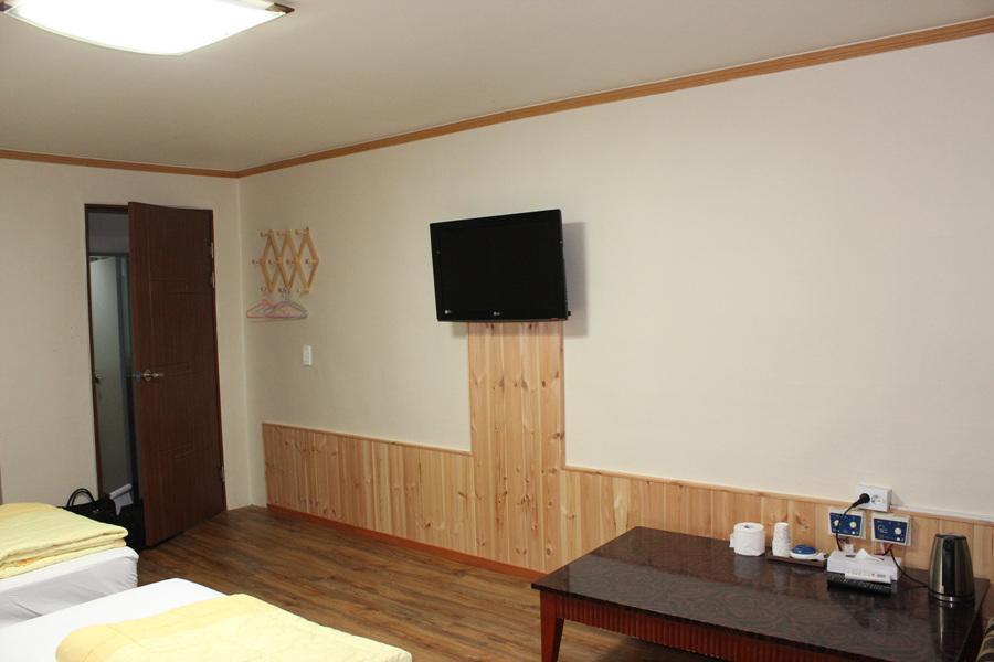 Hyundai Tourist Hotel Чечжу Екстер'єр фото