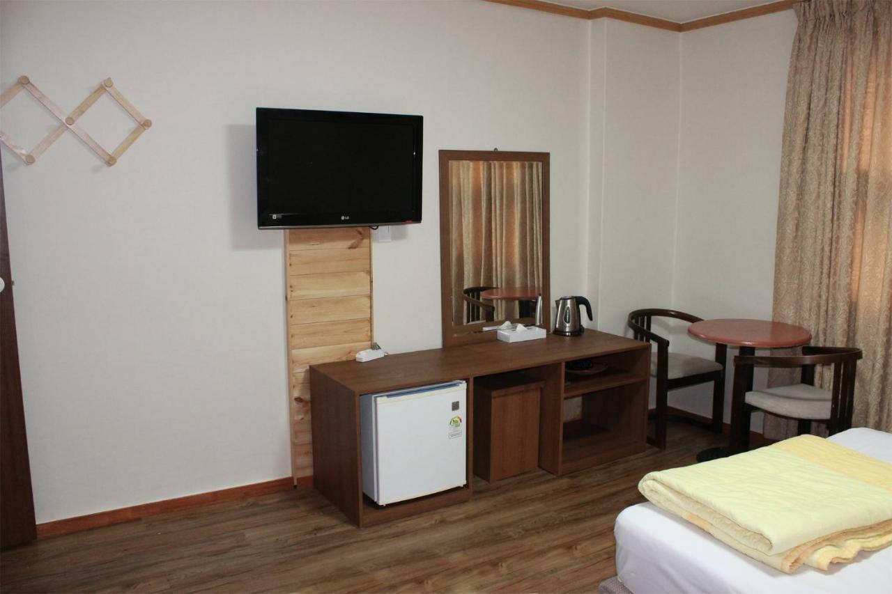Hyundai Tourist Hotel Чечжу Екстер'єр фото
